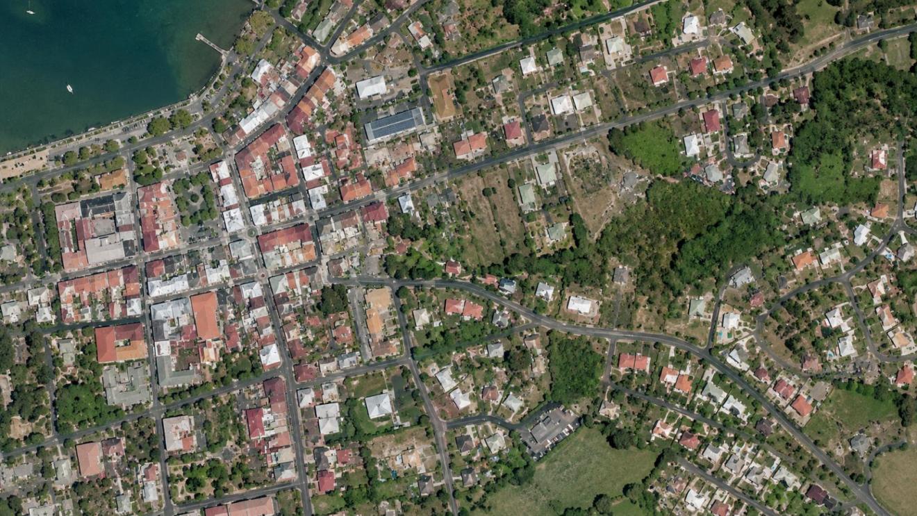 Vue satellite d’une ville côtière densément urbanisée