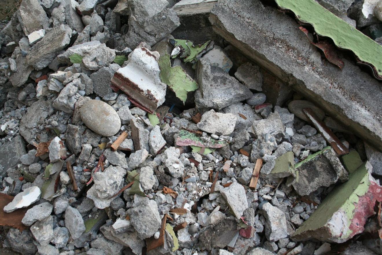 Gravats de béton et fragments de matériaux sur un chantier de démolition à La Réunion.